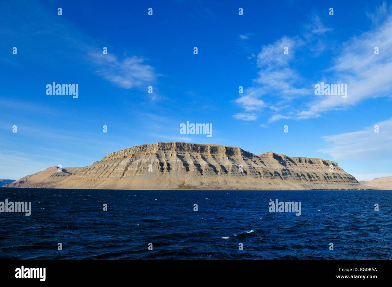 Berg und sedimentären Felsen am Cuming Inlet, Devon Island, Nordwest-Passage, Nunavut, Kanada, Arktis Stockfoto