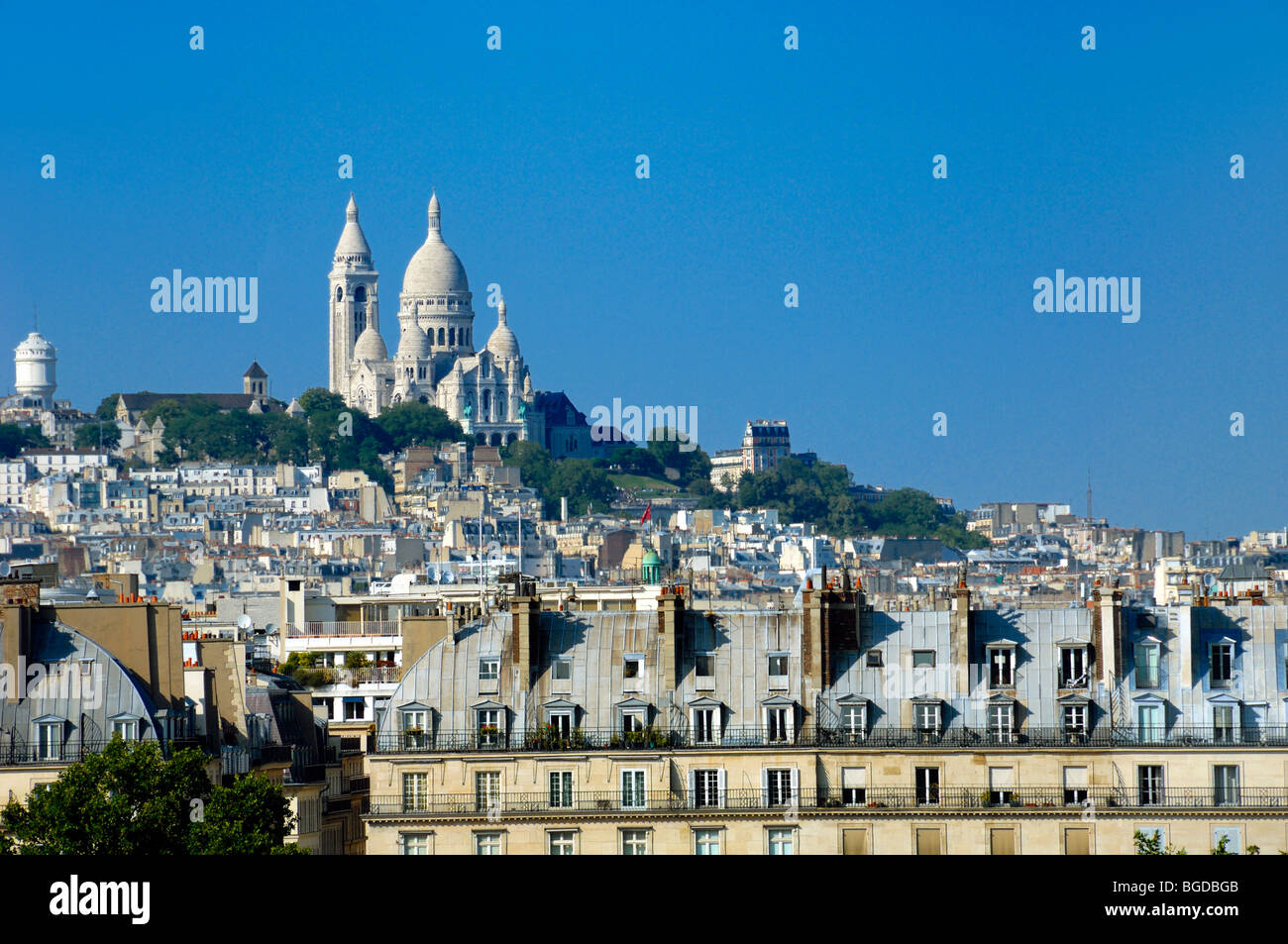 Blick auf die Basilika Sacré Coeur (1875-1914) oder die Kirche auf dem Montmartre-Hügel oder „butte“ von der Dachterrasse des Orsay-Museums, Paris, Frankreich Stockfoto Blick auf die Basilika Sacré Coeur (1875-1914) oder die Kirche auf dem Montmartre-Hügel oder „butte“ von der Dachterrasse des Orsay-Museums, Paris, Frankreich Stockfoto