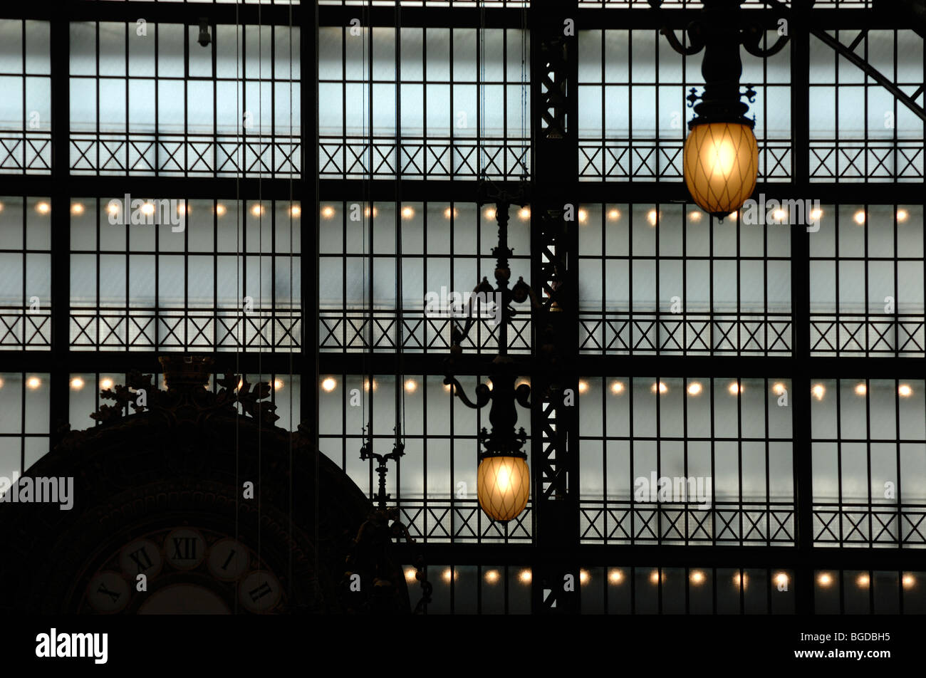 Glas- und Eisenarbeiten im Musée d'Orsay oder im Musée d'Orsay, einem ehemaligen oder umgebauten Bahnhof (erbaut 1898-1900), Paris Frankreich Stockfoto