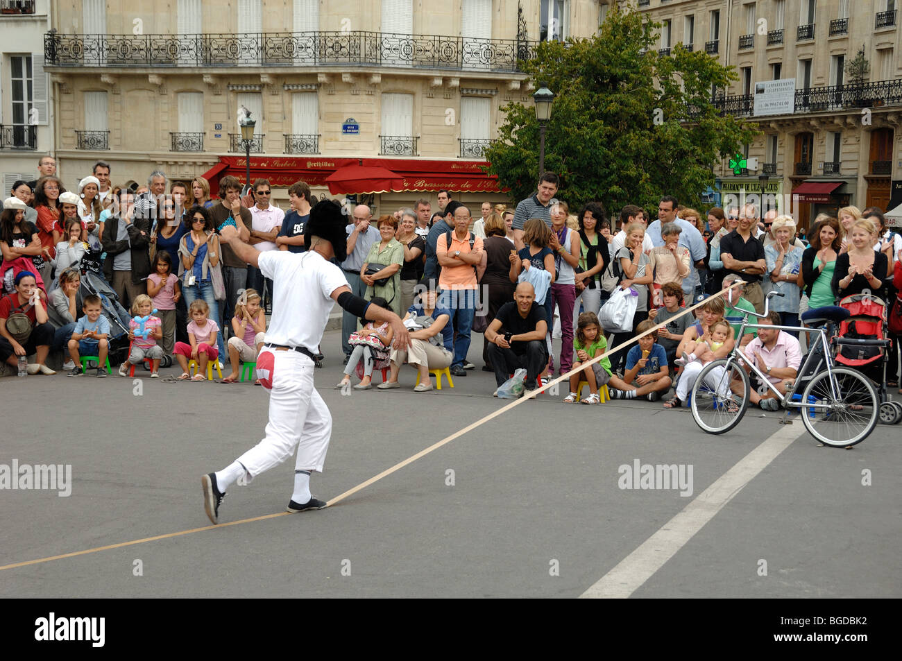 Straßentheater, Street Performer oder Street Entertainer Balancing on Imaginary Tightrope, Pont Saint Louis, Île Saint Louis, Paris, Frankreich Stockfoto