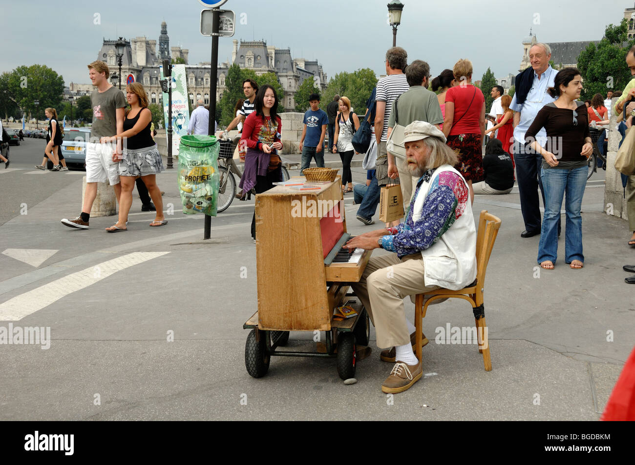 Touristen und Straßenmusiker spielen Klavier, Pianist oder Klavierspieler, Pont de l'Archevèche, Île de la Cité, Paris, Frankreich Stockfoto