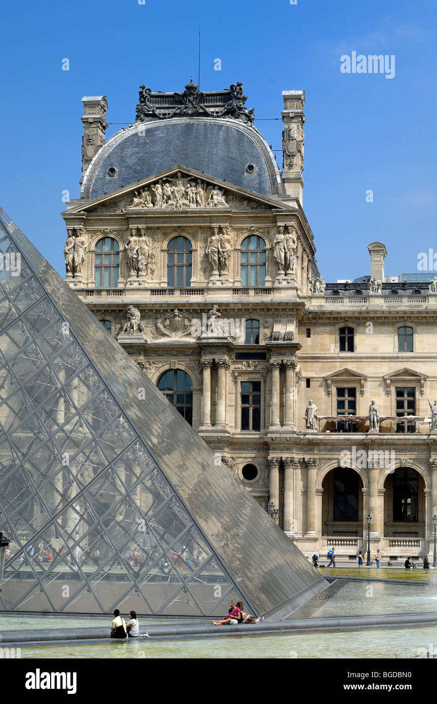 Das Louvre Museum, der Sully Wing und die Louvre Pyramide (fertiggestellt 1989 von I.M.Pei), im Haupthof oder Cour Napoleon, Paris, Frankreich Stockfoto