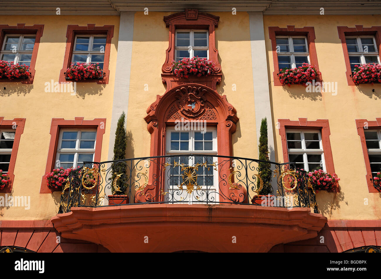 Dekorative Balkon des Altes Buergerhaus Gebäude aus dem Jahre 1775, bin Marktplatz, Endingen Kaiserstuhl, Baden-Württemberg, Deutschland Stockfoto
