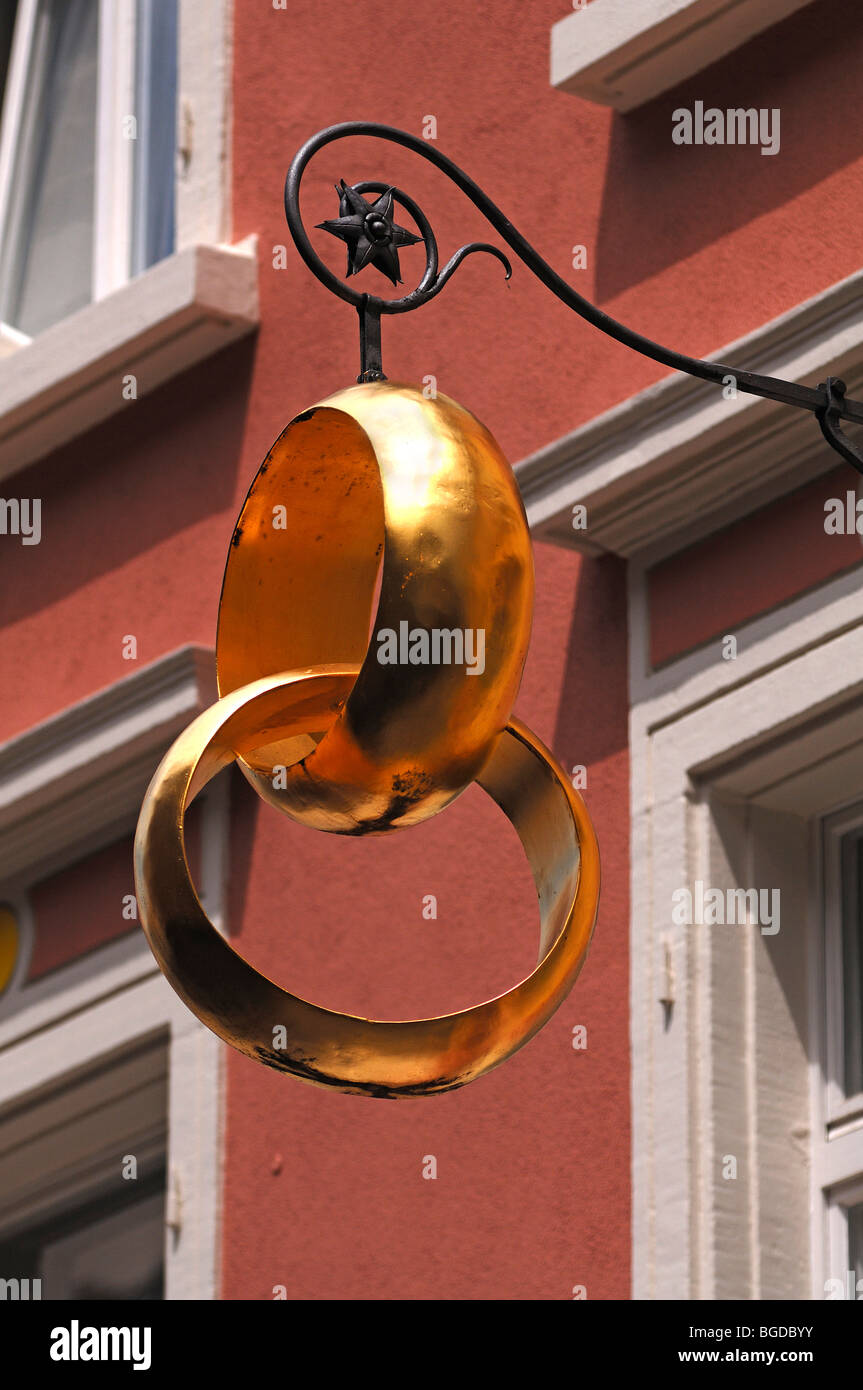 Zwei gold Trauringe als Zeichen außerhalb einer Schmuck Shop, Freiburg Im  Breisgau, Baden-Württemberg, Deutschland, Europa Stockfotografie - Alamy