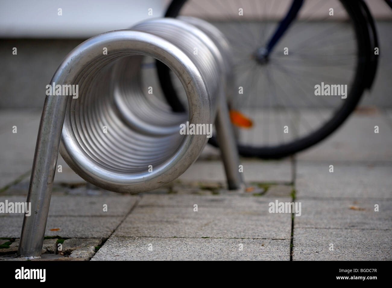 Fahrradständer mit Vorderrad Stockfoto