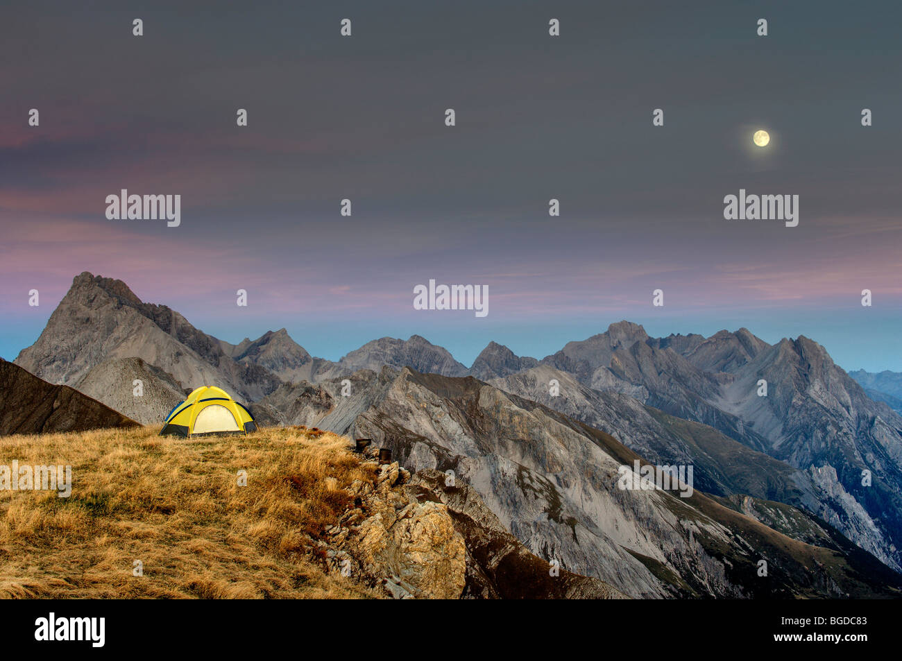 Zelt am Plateau vor Alp Gipfeltreffen mit Vollmond, Kaisers, Lechtal, Außerfern, Tirol, Österreich, Europa Stockfoto