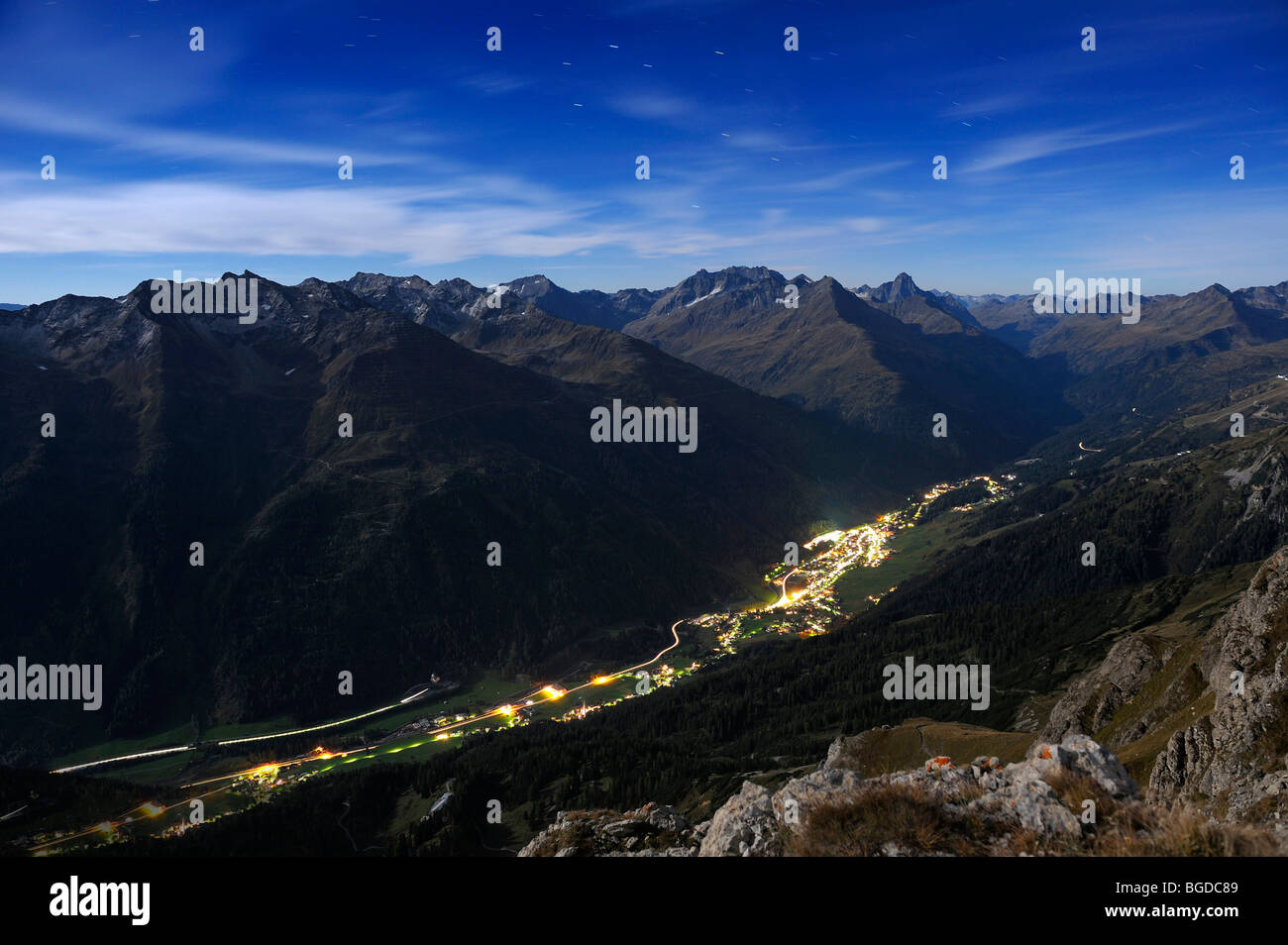 Alpine Gipfel mit beleuchteten Tal in der Nähe der blauen Stunde, St. Anton, Lechtal, Außerfern, Tirol, Österreich, Europa Stockfoto