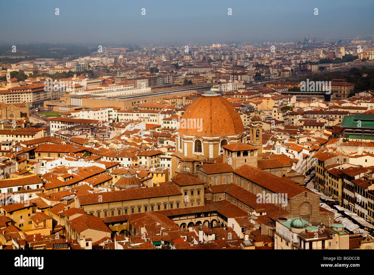 Die Kuppel der Kirche San Lorenzo in der Piazza Lorenza, Toskana, Florenz im morgendlichen Sonnenlicht am frühen Morgen Stockfoto