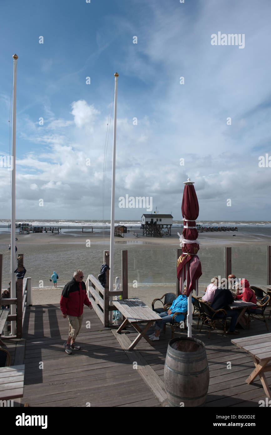 Cafe in einem Haus gebaut auf Pfählen über dem überfluteten Strand von St. Peter-Ording, Nordsee, Nordfriesland, Norddeutschland, Deutschland, E Stockfoto