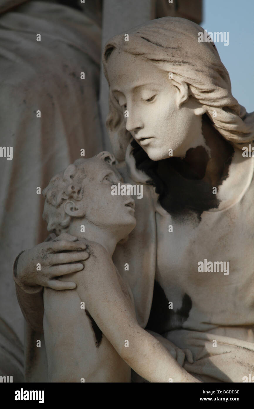 Junge Frau mit einem Kind blickte zu ihr in die Arme, Statuen auf ein Grab, Cimetière du Vieux Château Friedhof, Nizza, Alpes Stockfoto