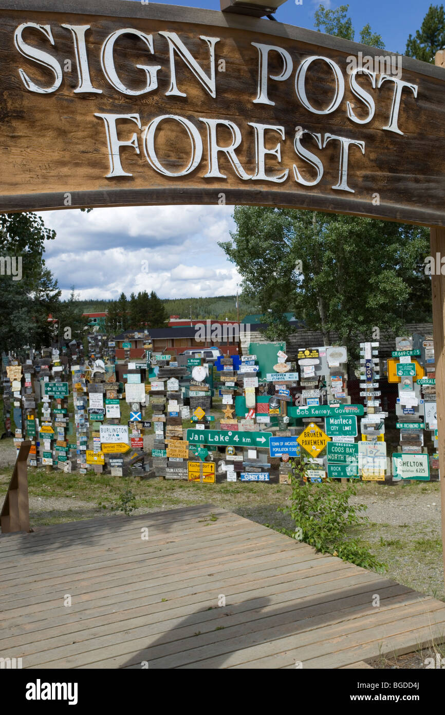 Berühmten Alaska Highway Sign Post Forest in Watson Lake, Yukon Territorium, Kanada Stockfoto