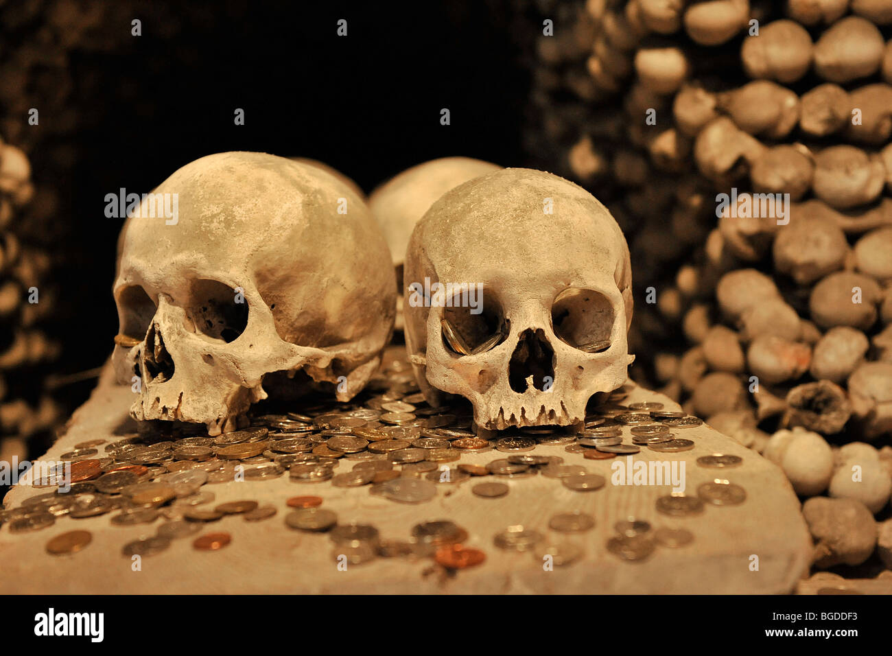 Schädel Knochen und Münzen am Beinhaus, Kostnice, Kutna Hora, Tschechische Republik Stockfoto