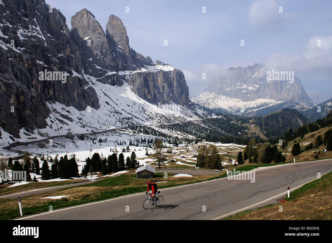 Motorrad-Rennfahrer am Passo Gardena, Grödner Joch, Südtirol, Italien,  Europa Stockfotografie - Alamy