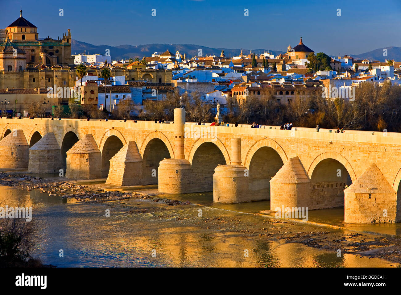 Puente Romano (Brücke) über den Rio Guadalquivir (Fluss) in der Stadt Córdoba, UNESCO-Weltkulturerbe, Provinz von ADR Stockfoto