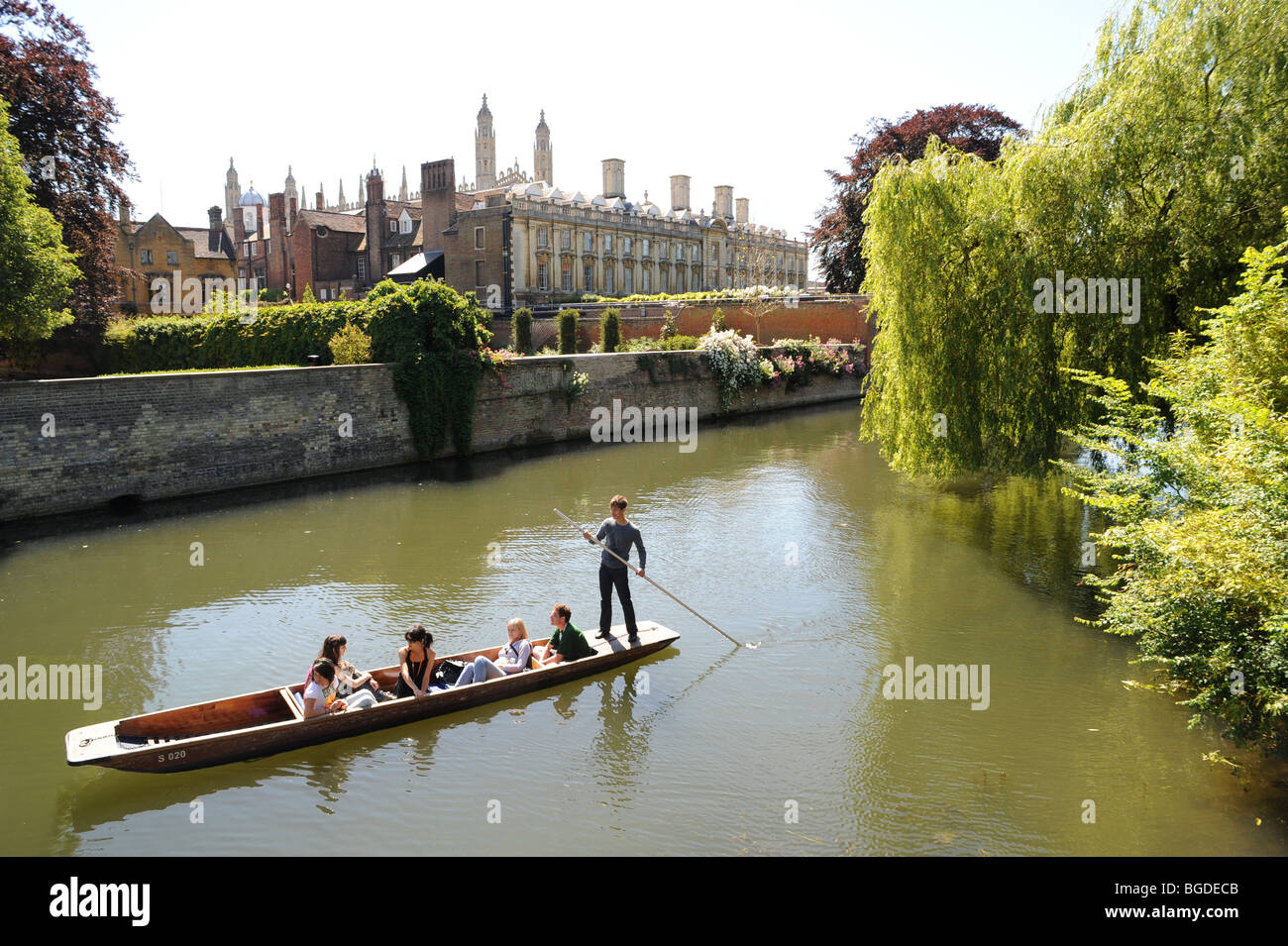 Touristen genießen Sie einen warmen Sommer Punt Fahrt auf dem Fluss Cam hinter Trinity College der Universität Cambridge, Cambridge, UK. Stockfoto