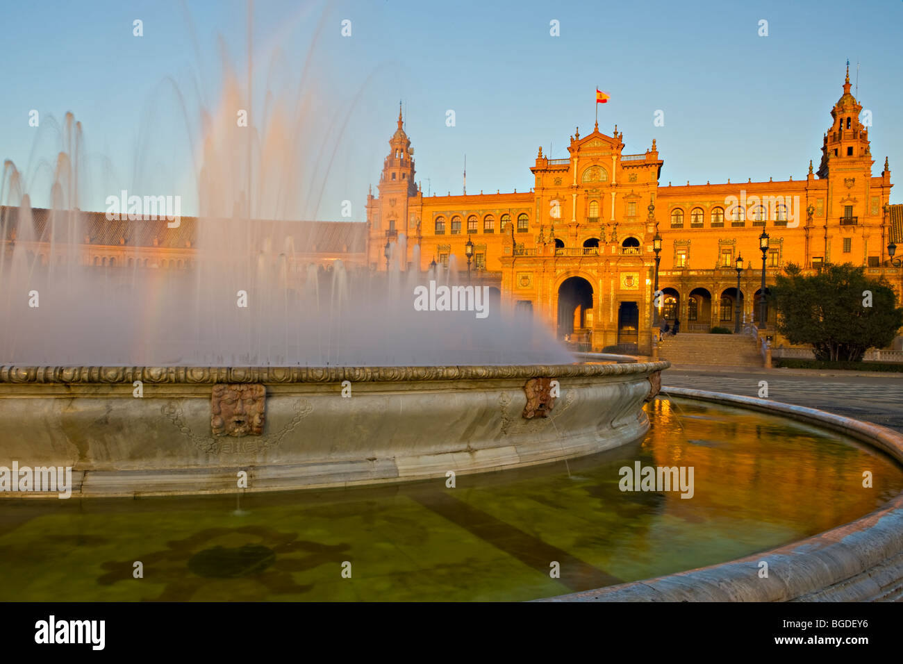 Zentrale Gebäude und Brunnen in Plaza de España, Parque Maria Luisa, während des Sonnenuntergangs in der Stadt Sevilla (Sevilla), Provinz o Stockfoto