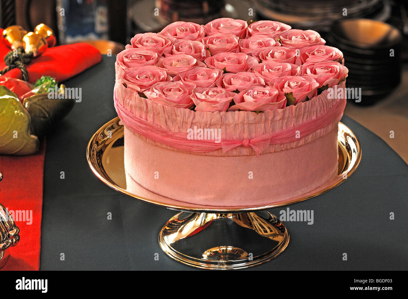 Rosa Torte rose aus Papier, Villa Ambiente, Im Weller, Nürnberg, Middle Franconia, Bayern, Deutschland, Europa Stockfoto