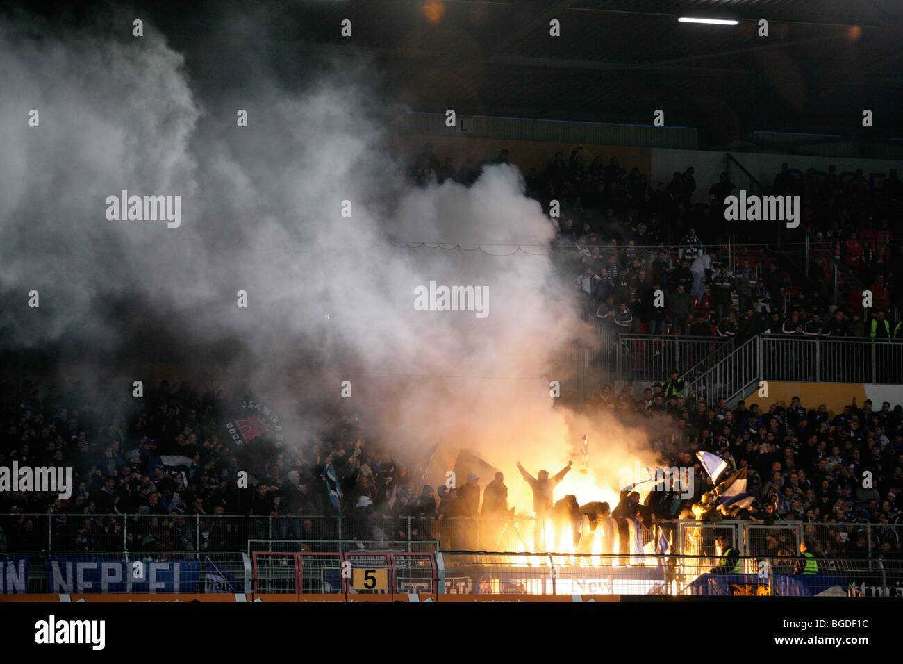 Hamburg-Fans haben Feuerwerk, Fußball Bundesliga, FSV Mainz 05 vs Hamburger SV im Bruchwegstadion Stadion in Mainz, Rhin angezündet. Stockfoto