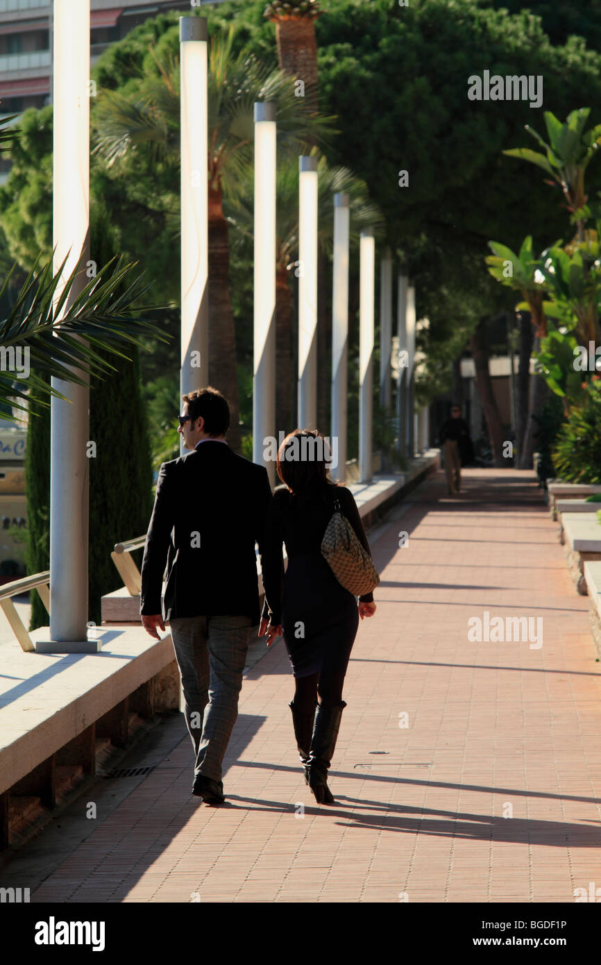 Wohlhabenden paar an der Strandpromenade von Larvotto, Fürstentum Monaco, Cote d ' Azur, Europa Stockfoto