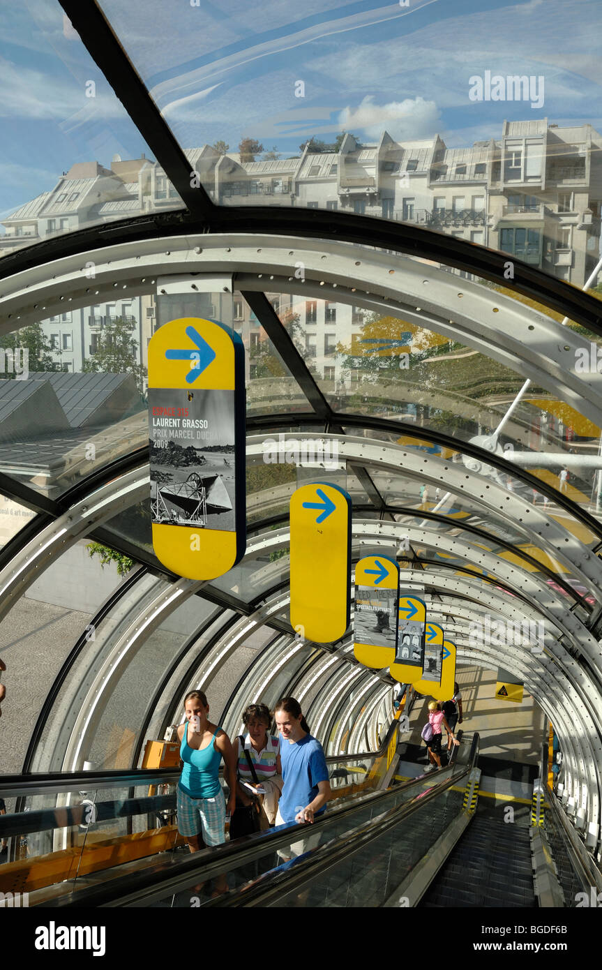 Rolltreppen führen zu den oberen Galerien des Centre Georges Pompidou Centre (CNAC) oder Beaubourg, Art Gallery & Museum, Paris, Frankreich Stockfoto
