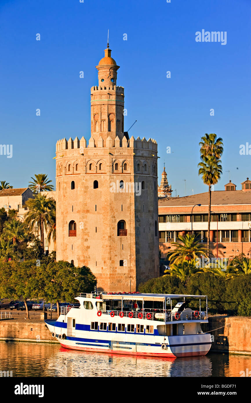 Der Torre del Oro (Turm des Goldes) beherbergt auch das Museo Maritimo (Marinemuseum) an den Ufern des Rio Guadalquivir (Fluss), El-A Stockfoto