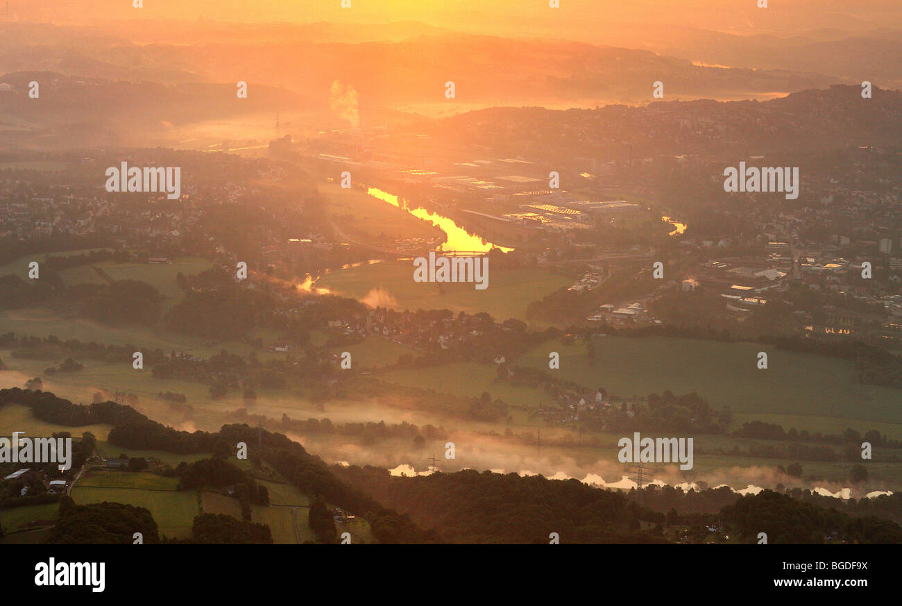 Luftaufnahme, Sonnenaufgang, Fluss Ruhr, Ruhr-Flusstal, Morgennebel, Hattingen, Ruhrgebiet Bereich, North Rhine-Westphalia, Deutschland Stockfoto