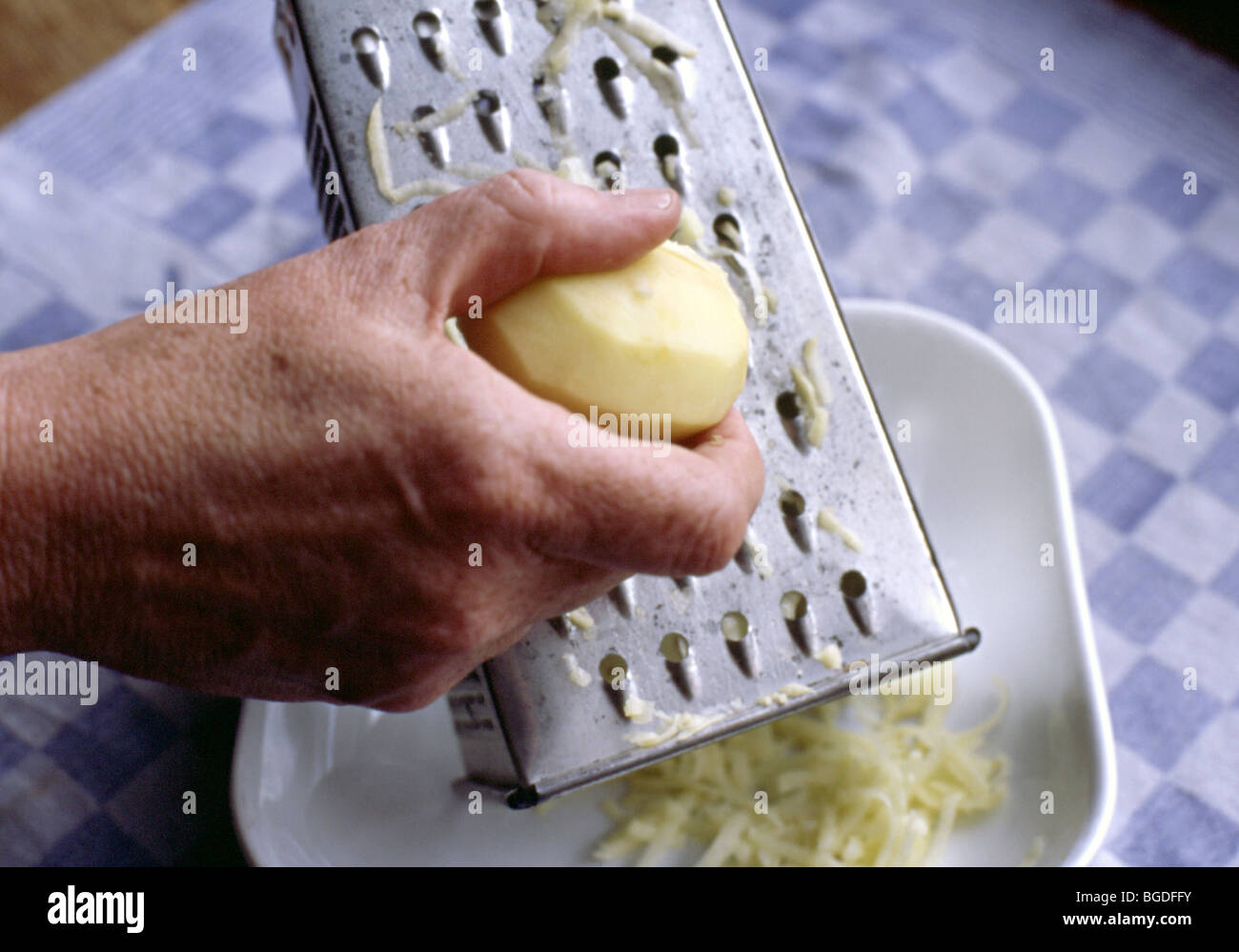 Kartoffeln raspeln Stockfoto
