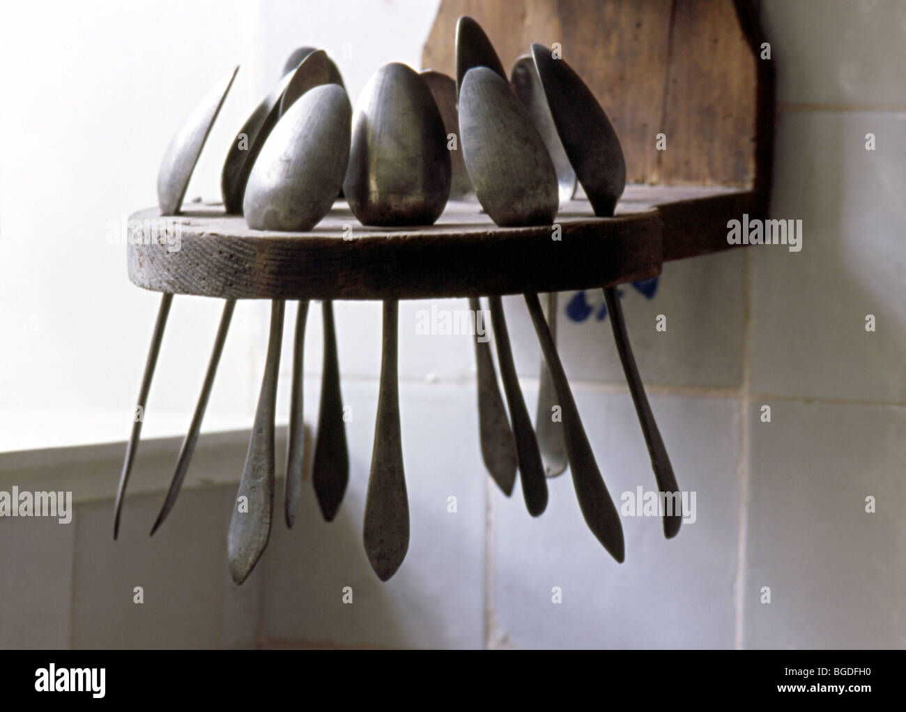 Löffel-Rack in einem Bauernhaus-museum Stockfoto