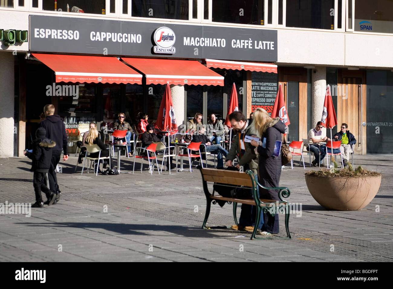 Menschen sitzen vor einem Café. Die Innenstadt von Reykjavik, Süd-West Island. Stockfoto