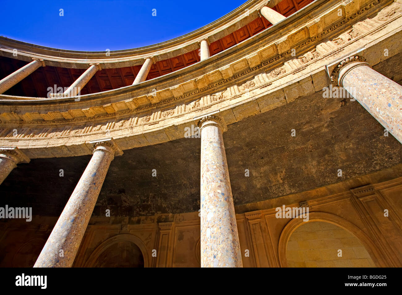 Säulen im kreisförmigen Hof der Palast von Charles V (Palacio de Carlos V), der Alhambra (La Alhambra) - bezeichnet eine UN Stockfoto Säulen im kreisförmigen Hof der Palast von Charles V (Palacio de Carlos V), der Alhambra (La Alhambra) - bezeichnet eine UN Stockfoto