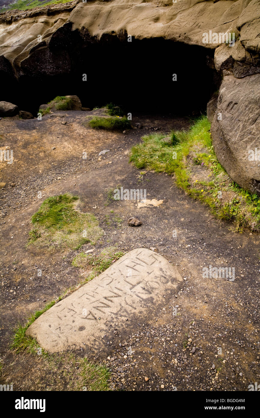 Name Schnitzereien aus Sandstein. Laugarvatnshellar Höhlen, Südisland. Stockfoto