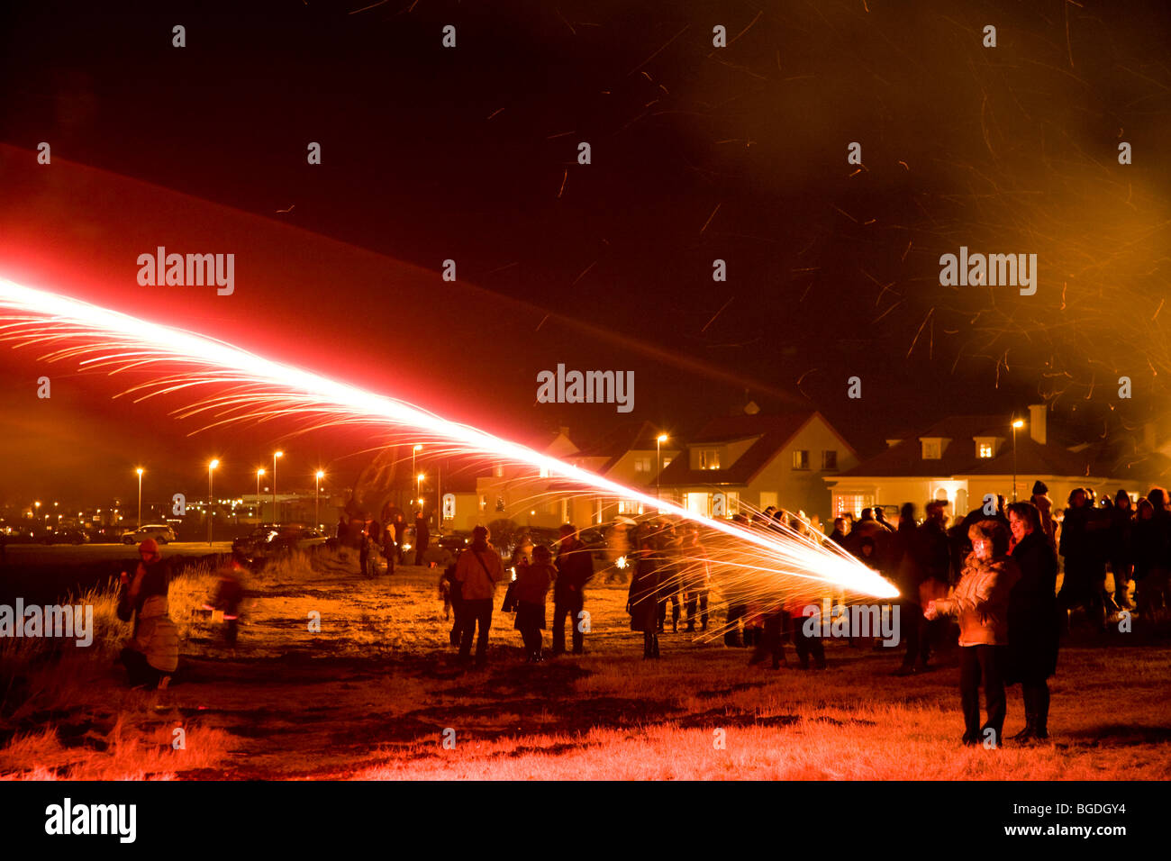 Menschen, die Silvester feiern. Aegissida, Reykjavik, Island. Stockfoto