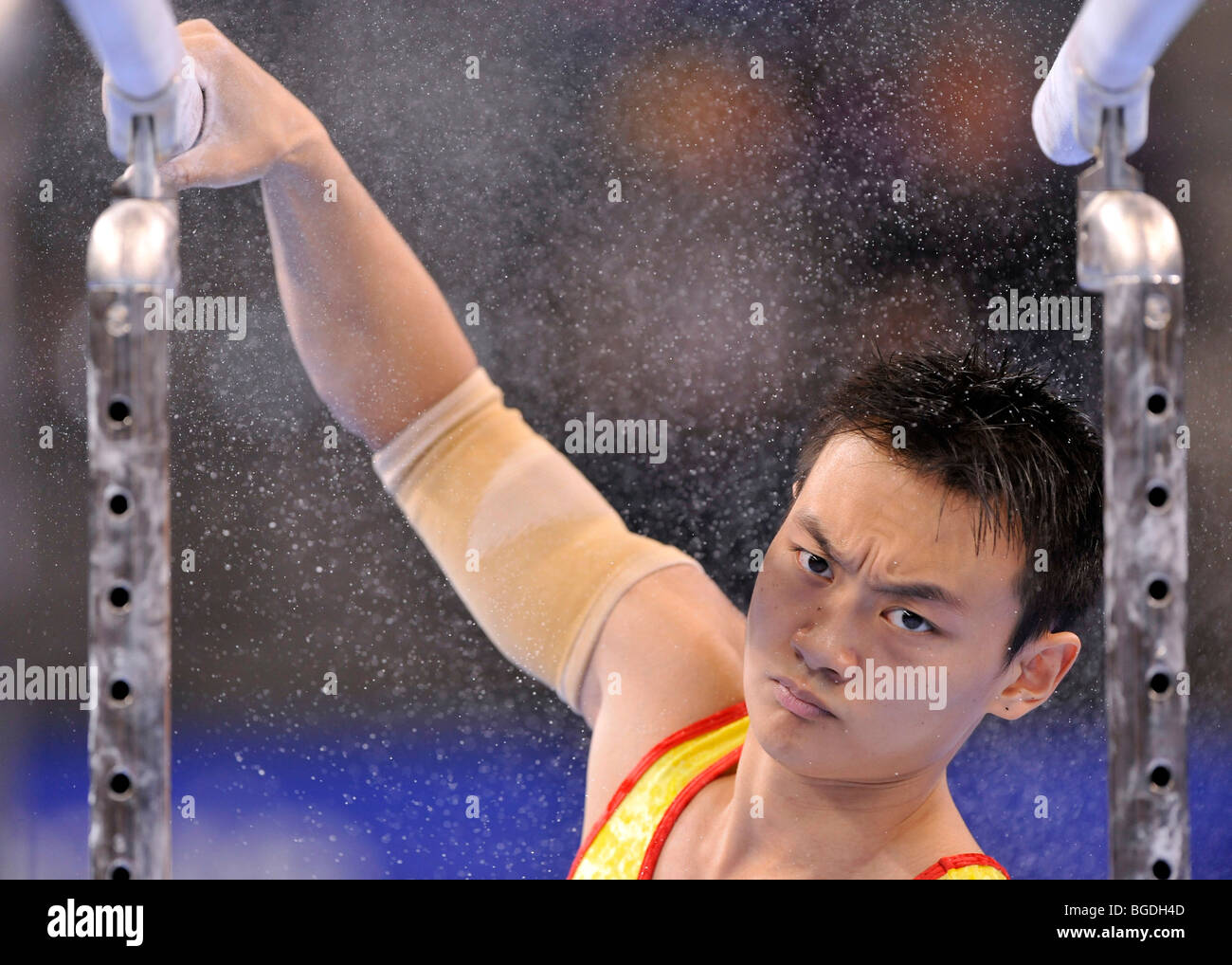 Guanyin Wang, China, Vorbereitung der Barren mit Magnesiumpulver, EnBW Gymnastics World Cup 2009, Porsche-Arena, davor Stockfoto