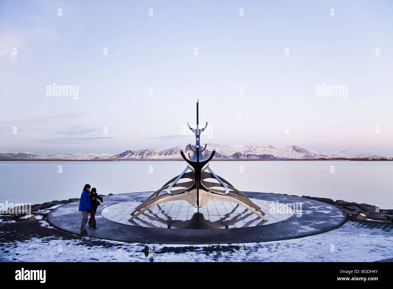 Touristen vor Kunstwerk "Solfar". "Solfar" des Künstlers Jon Gunnar Arnason an Saebraut Rd. Innenstadt von Reykjavik, Island. Stockfoto