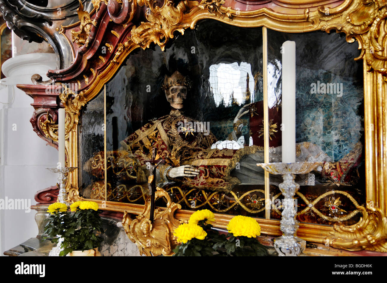 skelett-in-der-kirche-fotos-und-bildmaterial-in-hoher-aufl-sung-alamy