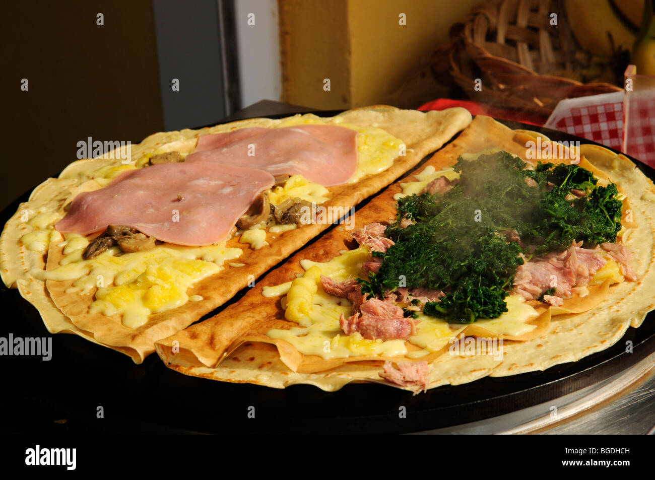 Crepe mit Schinken, Käse, Spinat, Naxos, Kykladen, Griechenland, Europa Stockfoto