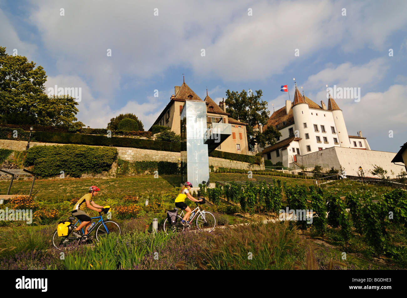 Radler vor dem Chateau de Nyon Palast, Genfer See, Kanton Waadt, Schweiz, Europa Stockfoto