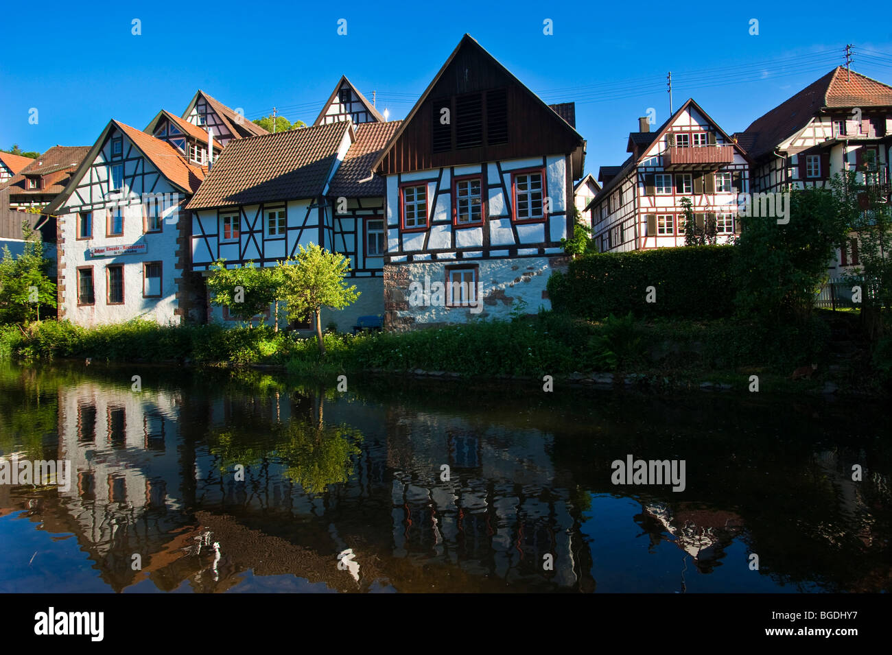 Blick auf die Stadt auf der Floesserwiese Wiese mit der Kinzig Fluss, Schiltach, Schwarzwald, Baden-Württemberg, Deutschland, Europa Stockfoto