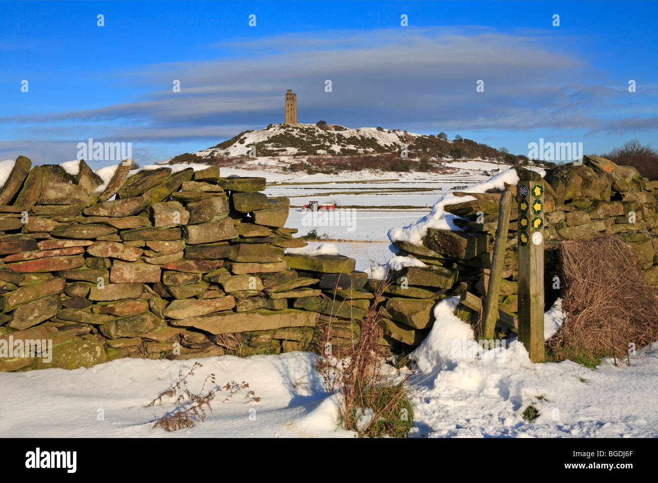 Traktor und Anhänger mit Schnee bedeckten Felder unten Jubiläum Tower, Castle Hill, Huddersfield, West Yorkshire, England, UK. Stockfoto