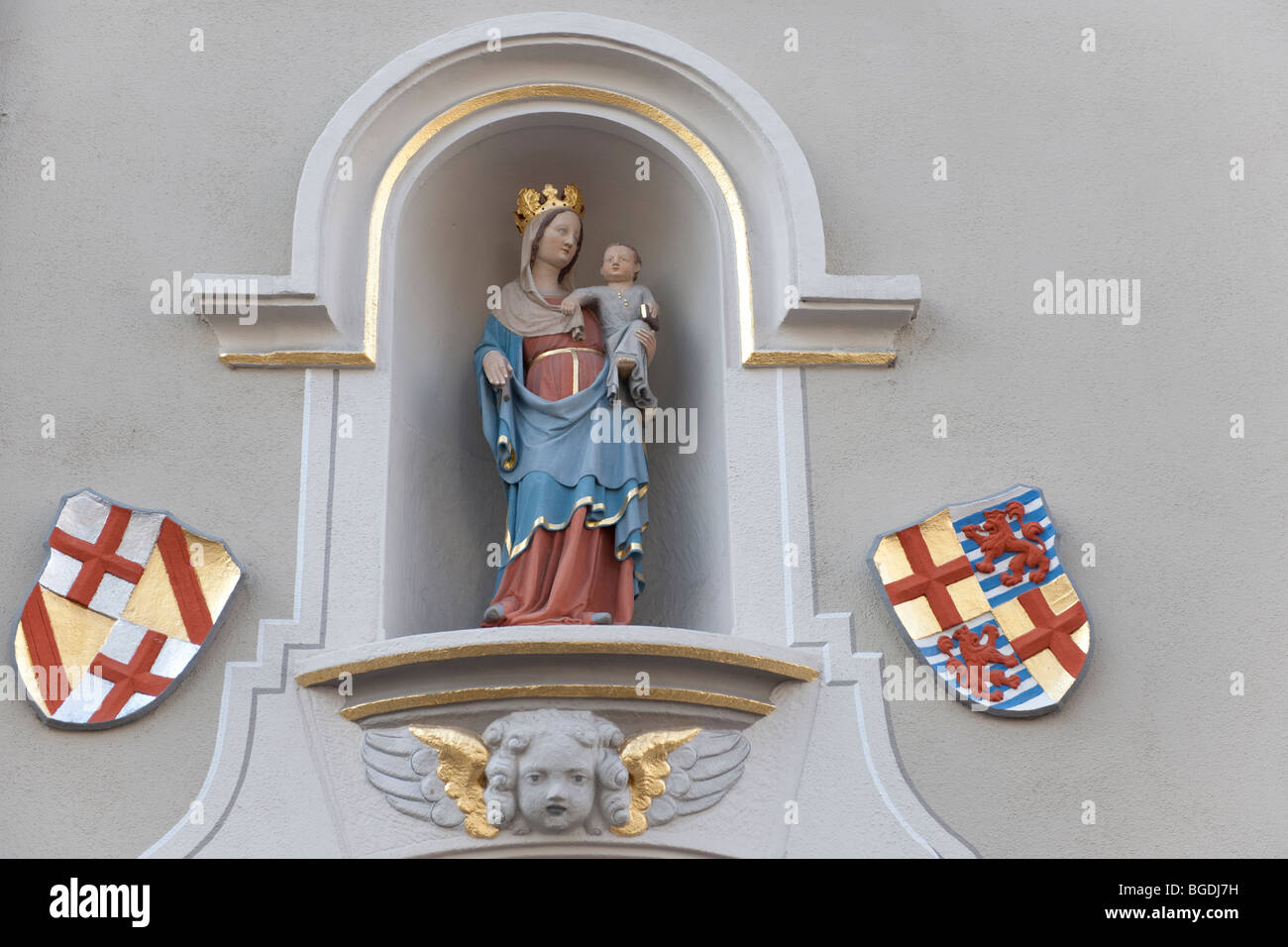 Statue der Madonna mit Kind über ein Engel, Trier, Rheinland-Pfalz, Deutschland, Europa Stockfoto