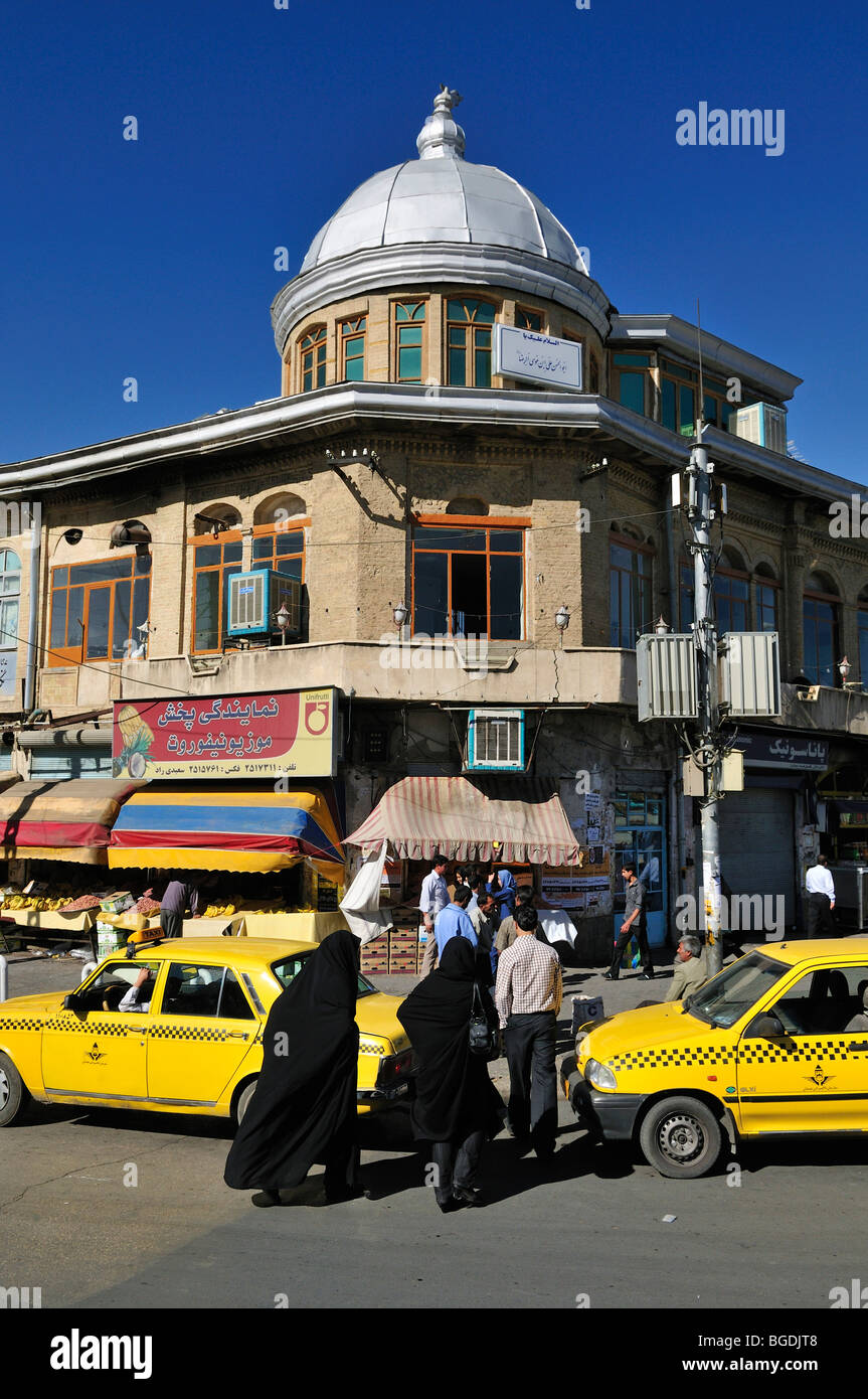 Frauen in schwarzen Tschador, zentralen Platz Meidan-e Emam, Imam Khomeini, Hamadan, Hamadan, Iran, Persien, Asien Stockfoto