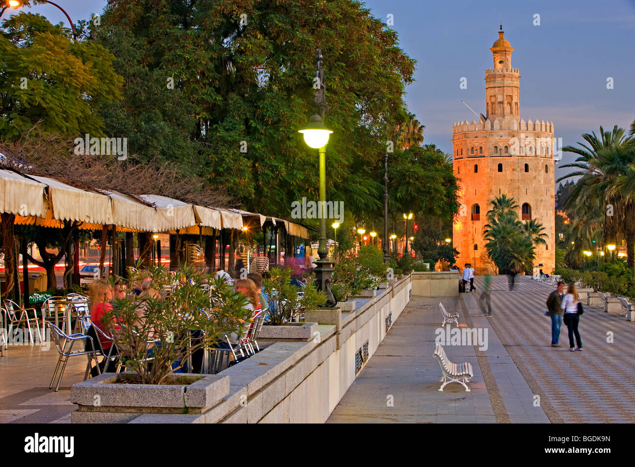 Der Torre del Oro (Turm des Goldes) beherbergt auch das Museo Maritimo (Naval Museum) und ein Café im Freien entlang Paseo Alcalde Marque Stockfoto