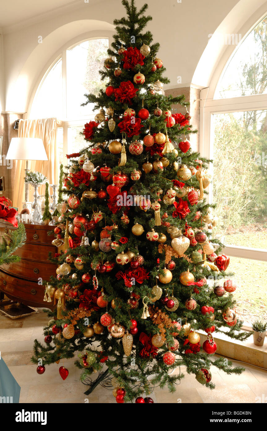 Großer Weihnachtsbaum geschmückt mit Christbaumkugeln, Im Weller, Nürnberg, Middle Franconia, Bayern, Deutschland, Europa Stockfotografie