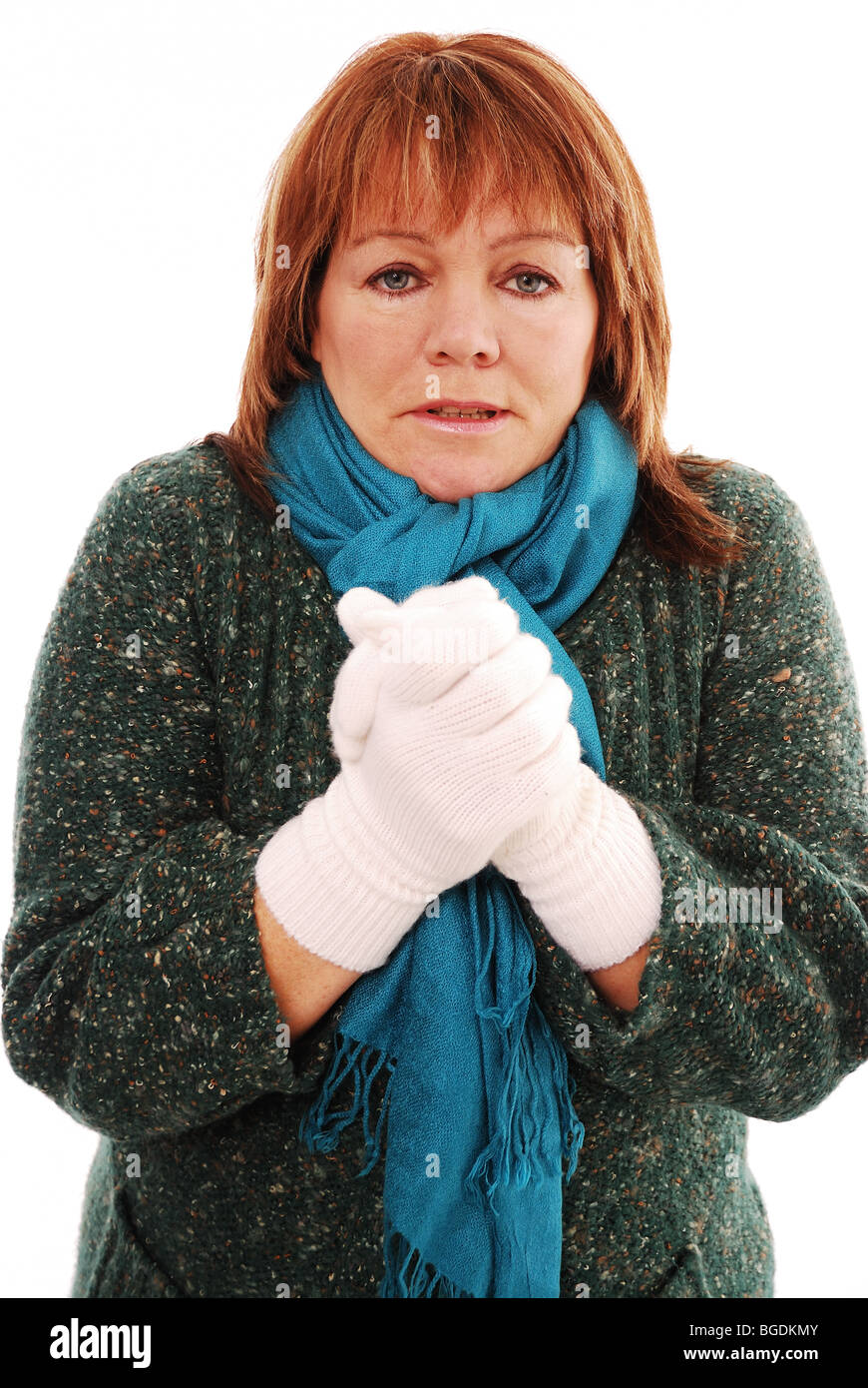 Reife Frau zittern isoliert auf weiss Stockfoto