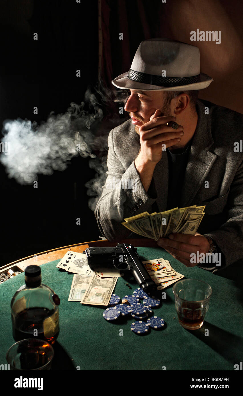 Porträt des jungen Gangster Rauchen und spielen poker Stockfoto