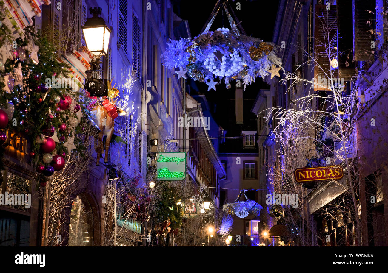Weihnachtsbeleuchtung in den Straßen von Straßburg, France.This berühmte Stadt ist die Hauptstadt von Weihnachten in Europa. Stockfoto