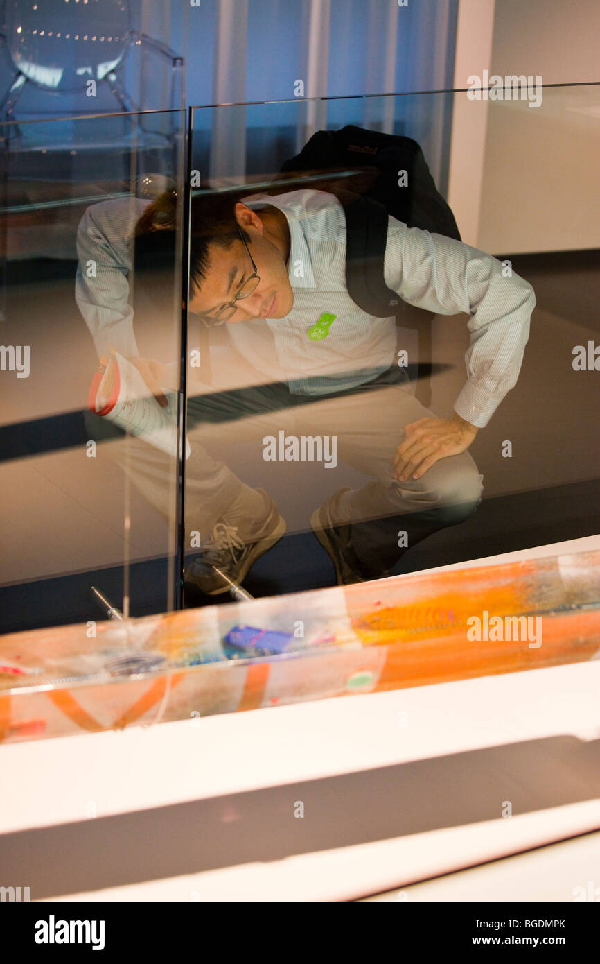 Besucher genießen einer Kunstausstellung im Corning Museum of Glass in Corning, New York Stockfoto