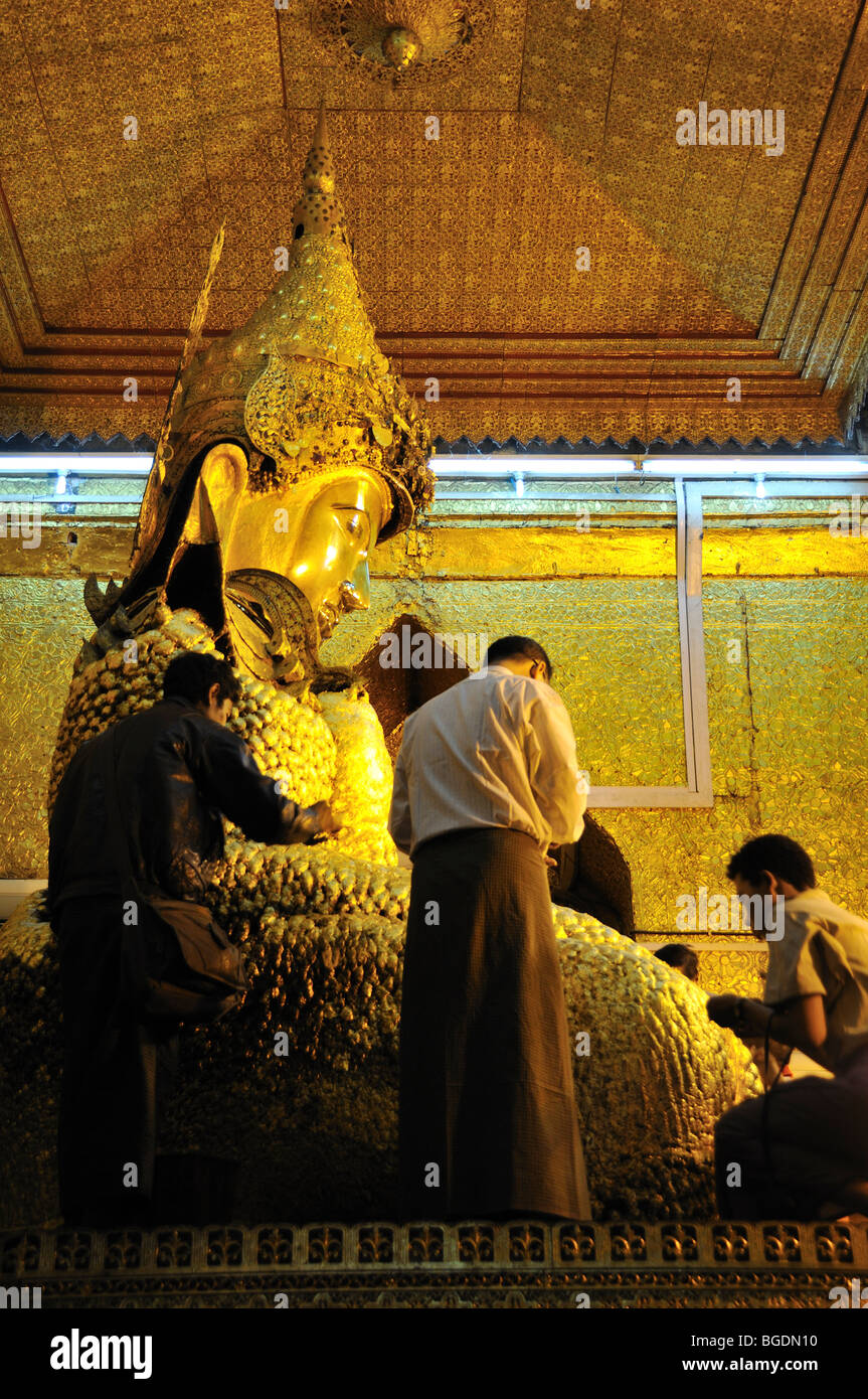 Goldene Buddha-Statue, Mahamuni Pagode, Mandalay, Birma, Myanmar Stockfoto