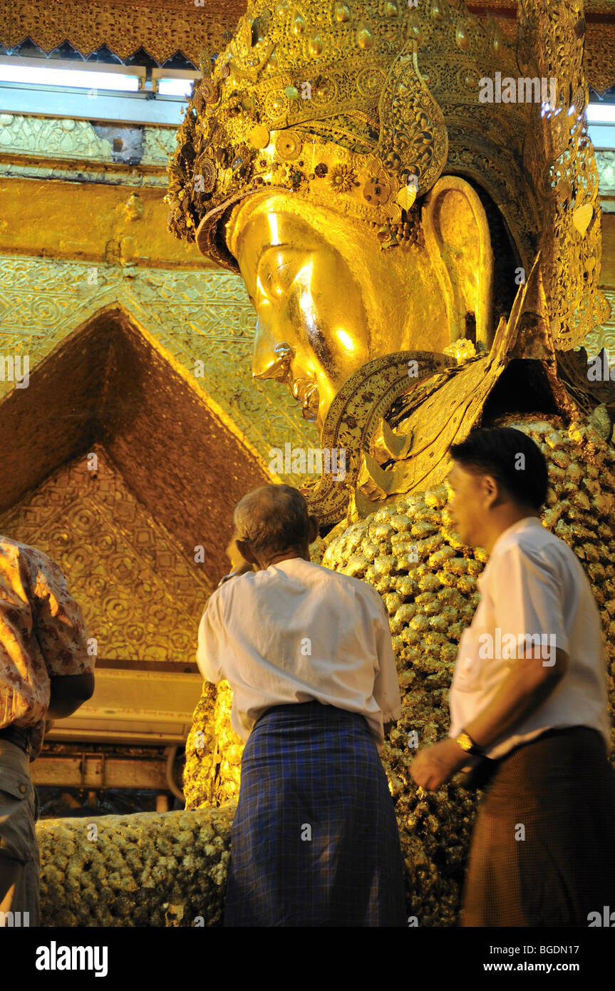 Goldene Buddha-Statue, Mahamuni Pagode, Mandalay, Birma, Myanmar Stockfoto