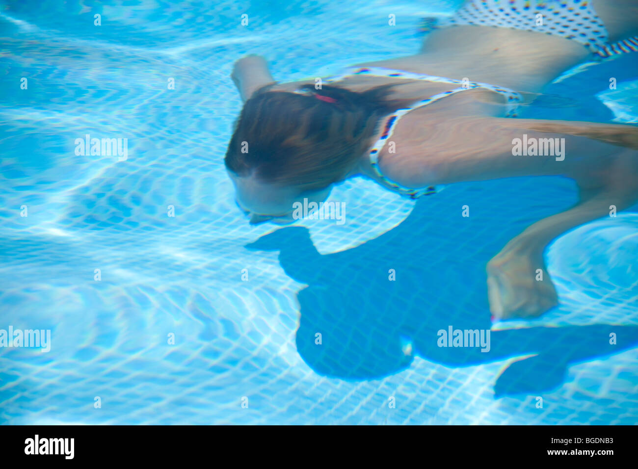 Teenager-Mädchen Schwimmen unter Wasser im Schwimmbad im Blauwasser Stockfoto